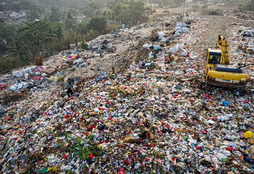 black-friday-ends-up-in-landfill Huge landfill site piled high with discarded items