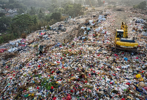 landfill-site-01 Large landfill site full of rubbish
