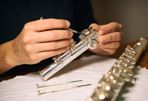 cleaning-flute-01 Man taking apart clarinet and cleaning it