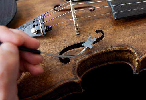 cleaning-violin-02 Man cleaning old violin