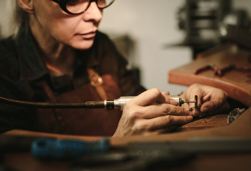 jewellery-repairer-fixing-a-ring-05 Jewellery repairer fixing a ring